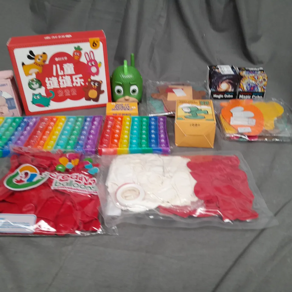 APPROXIMATELY 10 ASSORTED TOYS AND GAMES TO INCLUDE RUBIKS CUBE, POPPET TOY AND BALLOONS