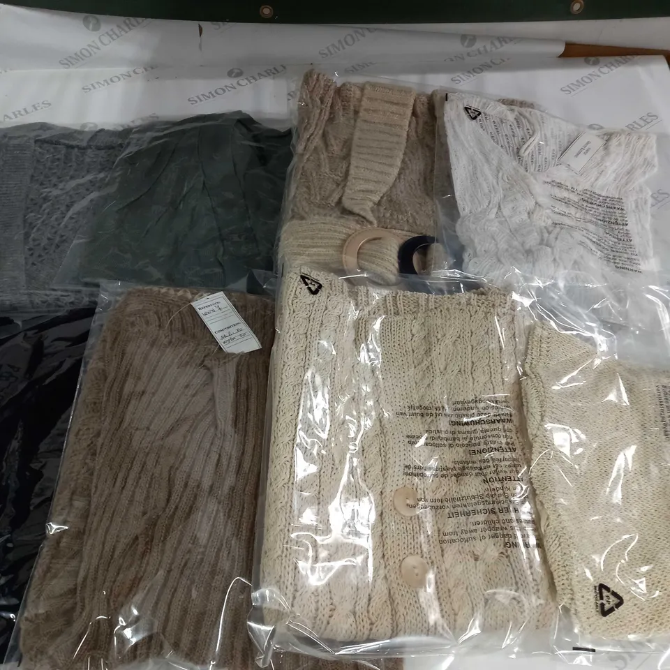 LOT OF 8 ASSORTED KNITWEAR CLOTHING ITEMS - VARIOUS SIZES
