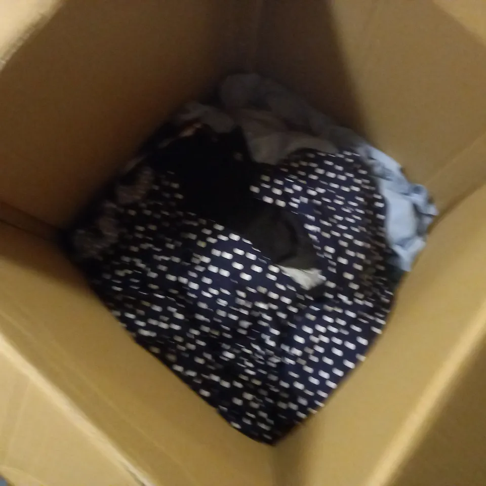 LOT OF APPROX 35 ASSORTED WOMENS CLOTHES TO INCLUDE DRESSES, BLOUSES, LEGGINGS ETC