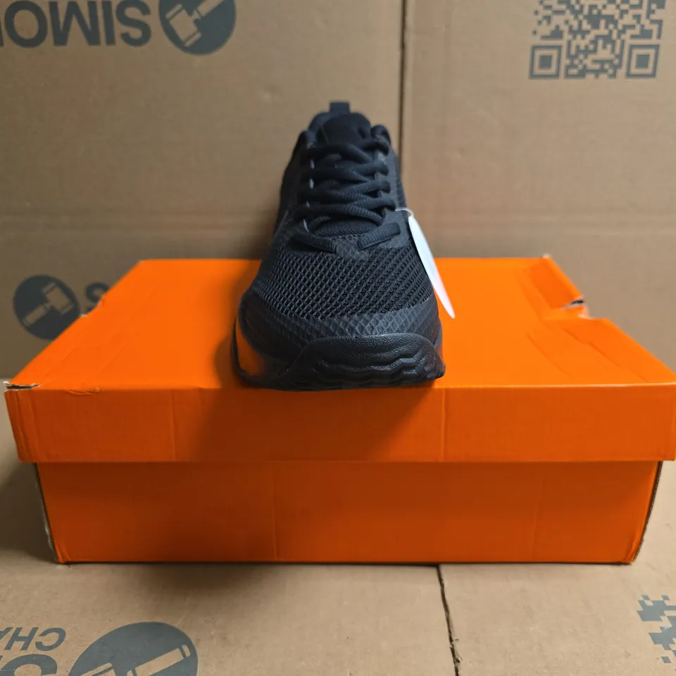 BOXED PAIR OF NIKE AIR MAX ALPHA TRAINERS IN BLACK SIZE UK 9