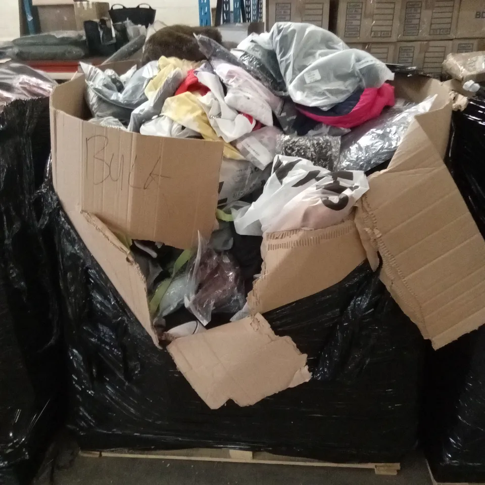 PALLET TO CONTAIN A VERY LARGE QUANTITY OF CLOTHING GOODS. BRANDS, SIZES AND CONDITIONS VARY