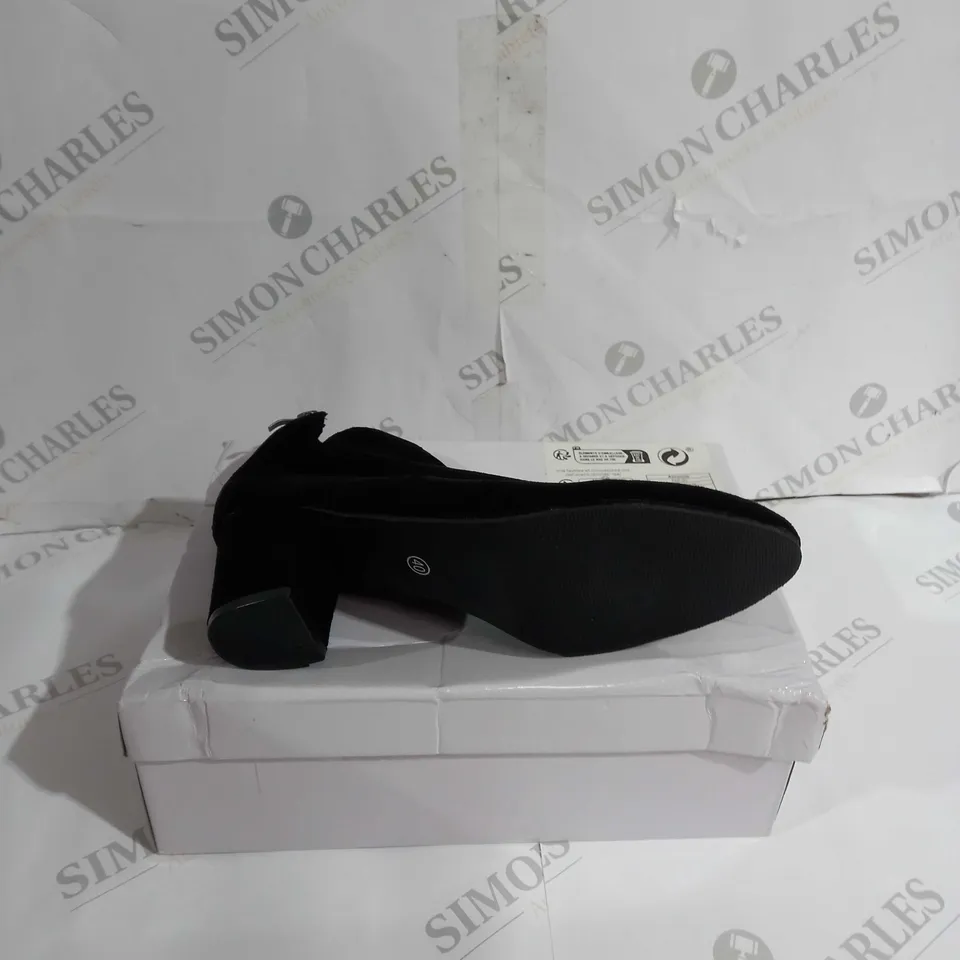 BOXED PAIR OF BLOCK HEELS IN BLACK SIZE 40