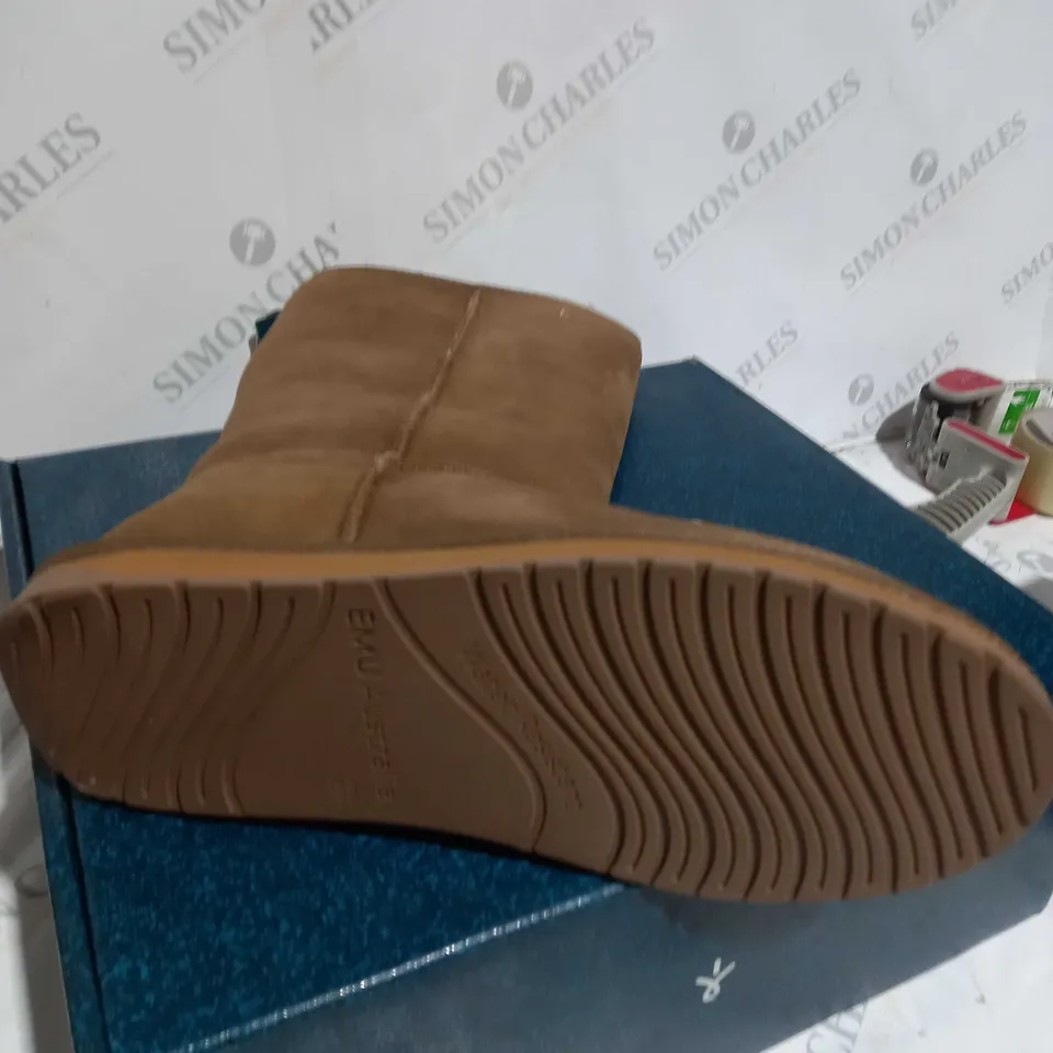 BOXED PAIR OF EMU ORIGINALS COLLECTION TAN STINGER HI WATER RESISTANT BOOTS - SIZE 8