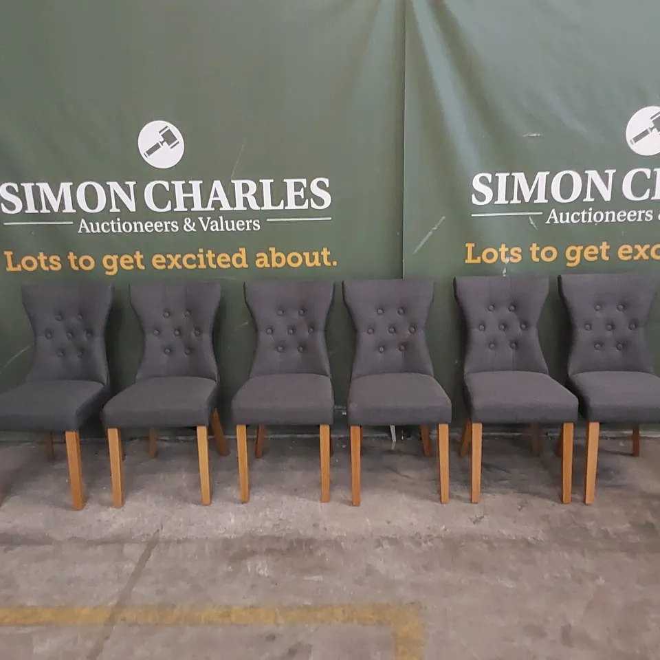 SET OF 6 BEWLEY SLATE FABRIC BUTTON BACK DINING CHAIRS WITH OAK LEGS 