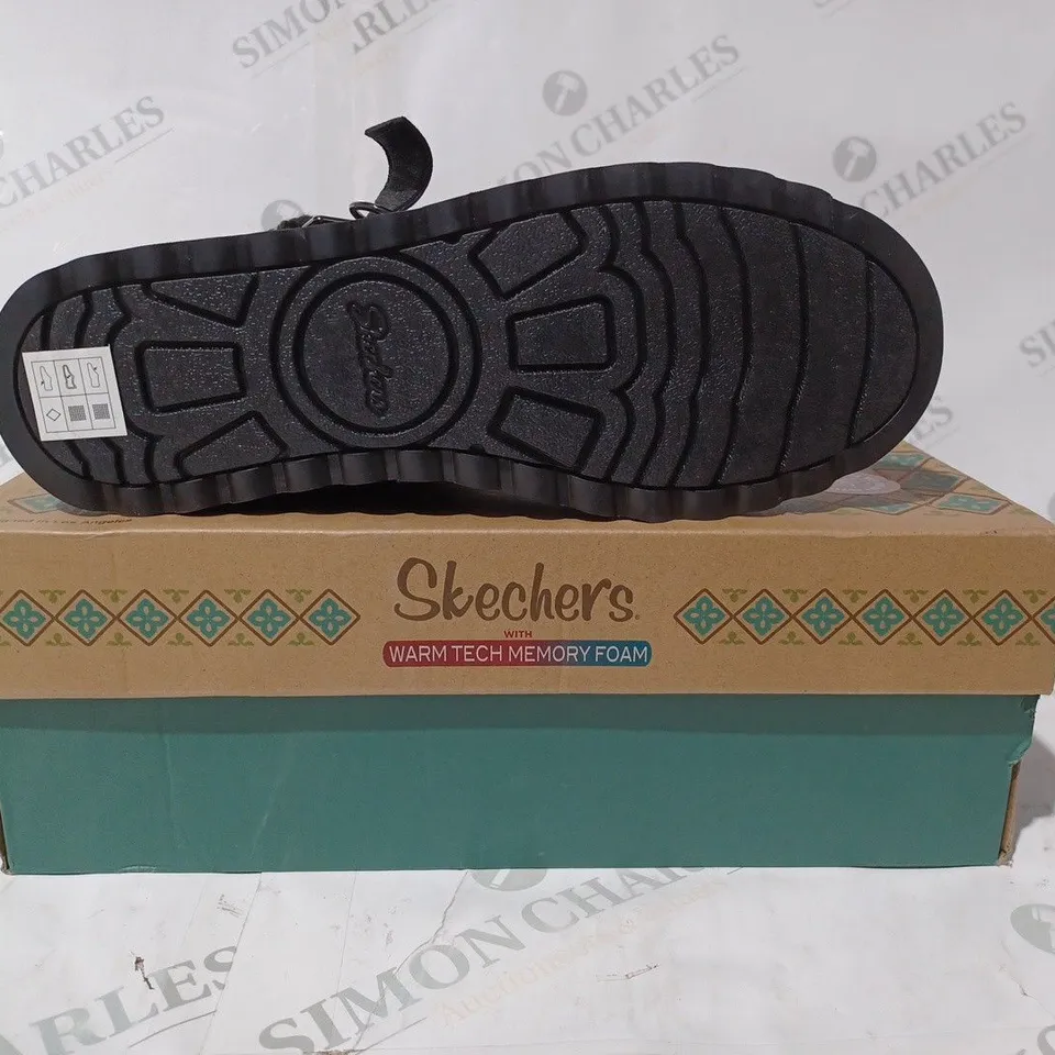 BOXED PAIR OF SKECHERS CABIN FEEL BOOTS IN BLACK SIZE 5