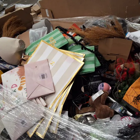 PALLET CONTAINING ASSORTED PRODUCTS INCLUDING GIFT BAGS, TABLE LAMPS, COMPRESSION GLOVES, STRANGER THINGS PLASTIC TUMBLERS & HALLOWEEN DECORATIONS
