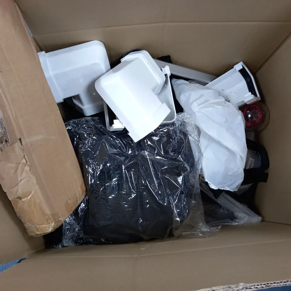 APPROXIMATELY 12 ASSORTED HOUSEHOLD ITEMS TO INCLUDE PUPPY TRAINING PADS, BEACH CLEAN PLACEMENT MATS, ANYWDAY TOWEL IN WHITE, ETC