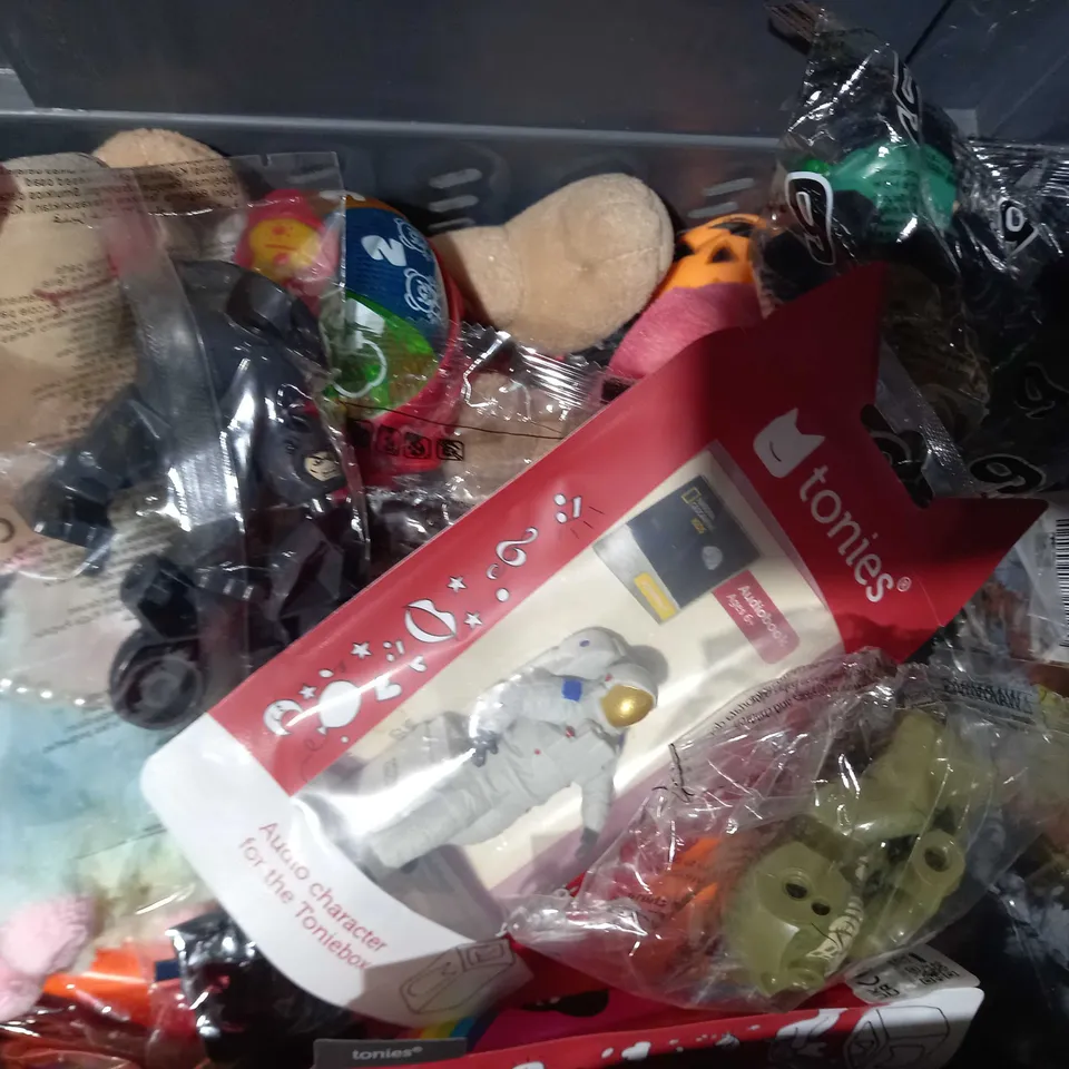 LOT OF APPROXIMATELY 15 ASSORTED TOYS AND GAMES TO INCLUDE BLOCK TECH DINO ISLAND, FURBY BABIES, PLAYING CARS, ETC