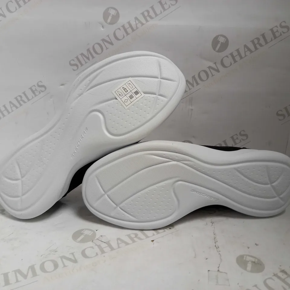 SKECHERS ENVY MESH FLAT GORE BUNGEE BLACK TRAINERS - UK SIZE 3.5