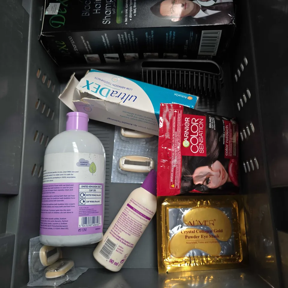 APPROXIMATELY 20 ASSORTED HEALTH & BEAUTY PRODUCTS TO INCLUDE - GLOW RECIPE WATERMELON GLOW BHA + PHA TONER - ELF BLUSH BASE IN ALWAYS ROSY - SOAP&GLORY FOOT CREAM - ETC