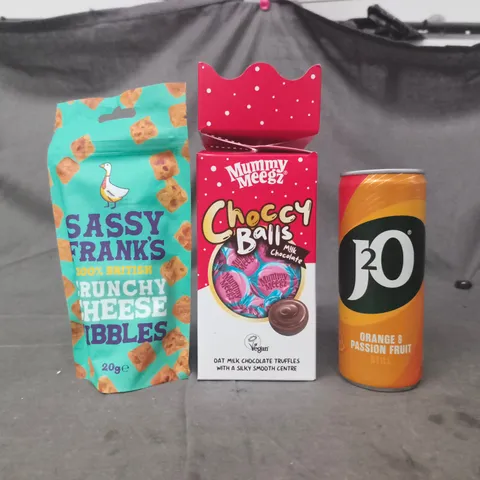 APPROXIMATELY 10 ASSORTED FOOD AND DRINK ITEMS TO INCLUDE CRUNCHY CHEESE NIBBLES, CHOCCY BALLS, J20, ETC