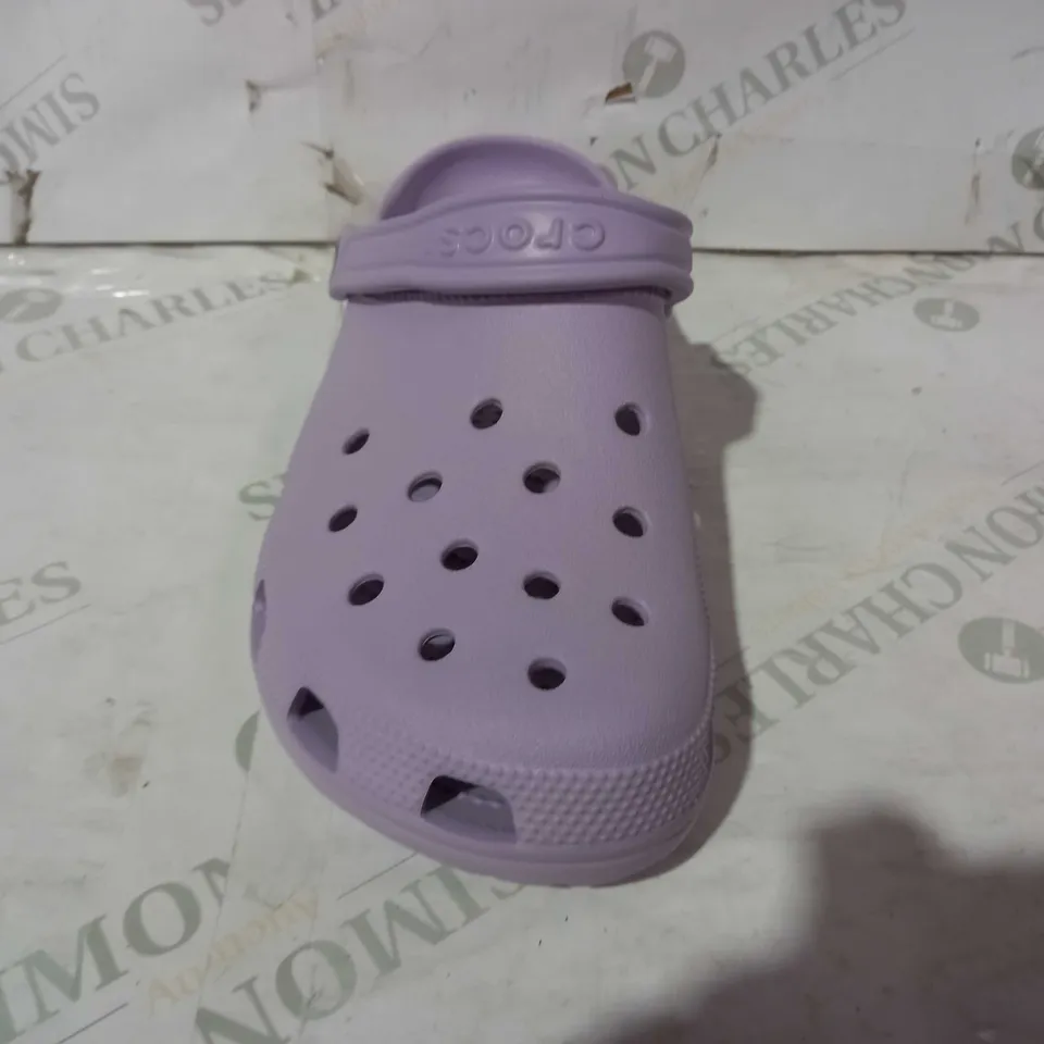 BOXED PAIR OF CROCS CLASSIC FOOMY FIT SOES IN LAVENDER UK SIZE M9/W10