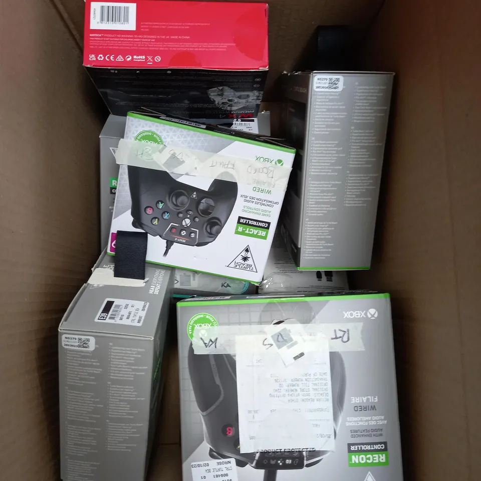 BOX OF APPROXIMATELY 10 GAMING ITEMS TO INCLUDE TURTLE BEACH CONTROLLER, BELKIN CHARGER, GIOTECK CONTROLLER ETC