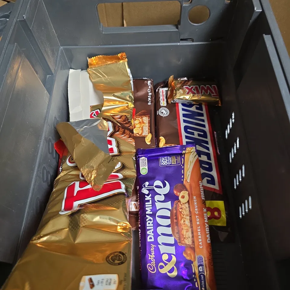 APPROXIMATELTY 7 ASSORTED FOOD ITEMS INCLUDING TWIX AND DAIRY MILK 