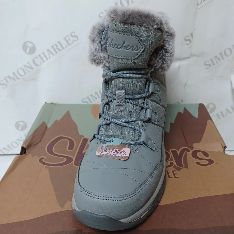 BOXED SKECHERS WOMENS ANTI SLIP AND WATERPROOF FUR LINED BOOTS, GREY - SIZE 6