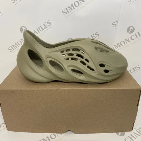 BOXED PAIR OF ADIDAS YZY FOAM RNR SHOES SIZE 10
