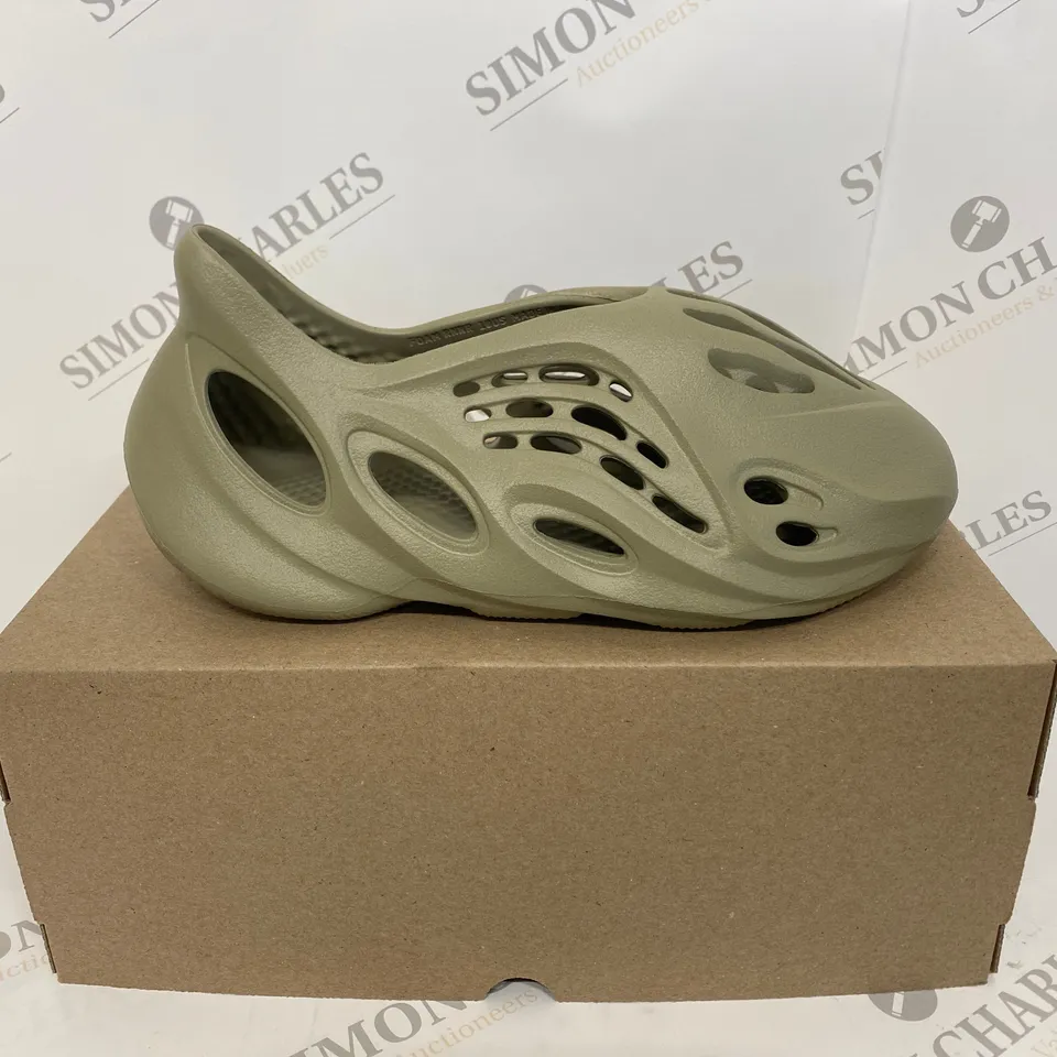 BOXED PAIR OF ADIDAS YZY FOAM RNR SHOES SIZE 10