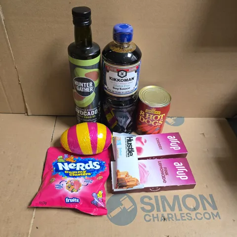 APPROXIMATELY 15 ASSORTED FOOD & DRINK ITEMS TO INCLUDE HUNTER & GATHER AVOCADO EXTRA VIRGIN OIL, KINGSFOOD HOT DOGS, NERDS, ETC - COLLECTION ONLY