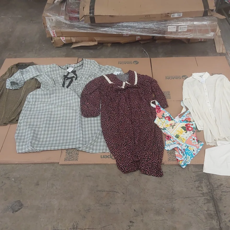 PALLET CONTAINING APPROXIMATELY 600x BRAND NEW ASSORTED DESIGNER CLOTHING ITEMS INCLUDING: FIGLEAVES BATHING SUIT, JD WILLIAMS TOP, SIMPLY BE DRESSES ECT