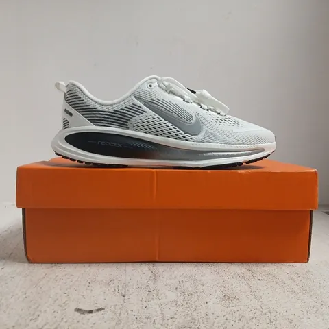 BOXED PAIR OF NIKE VOMERO 18 RR GS TRAINERS IN WHITE/GREY SIZE UK 6