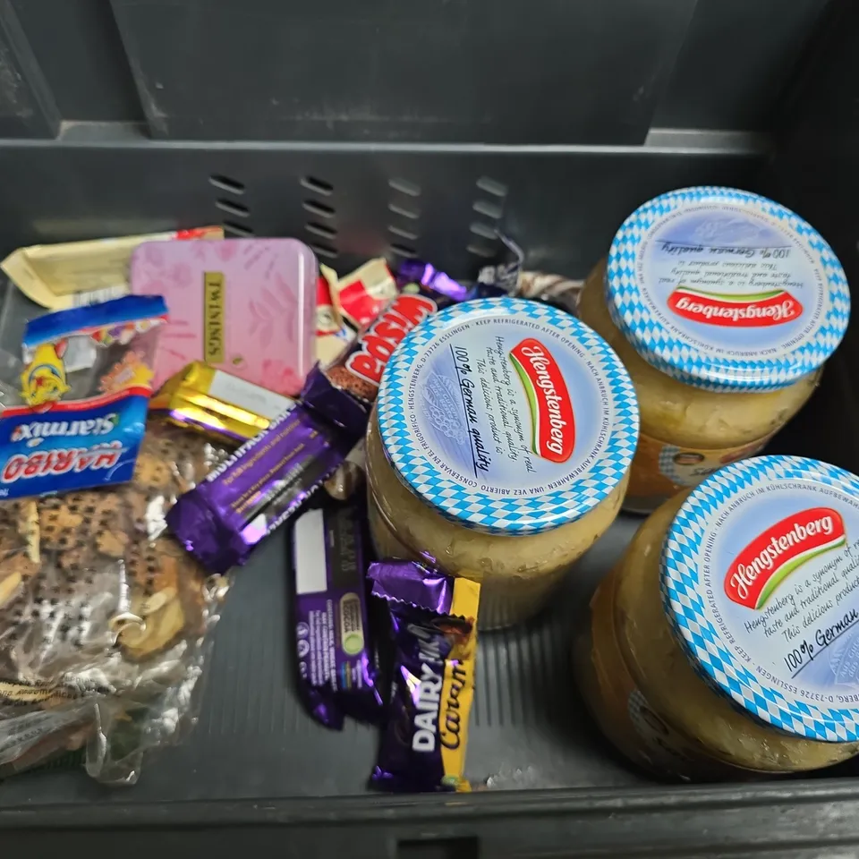 LOT OF APPROXIMATELY 20 ASSORTED FOOD ITEMS TO INCLUDESAUERKRAUT, CHOCOLATE AND OXFORD SAUCE