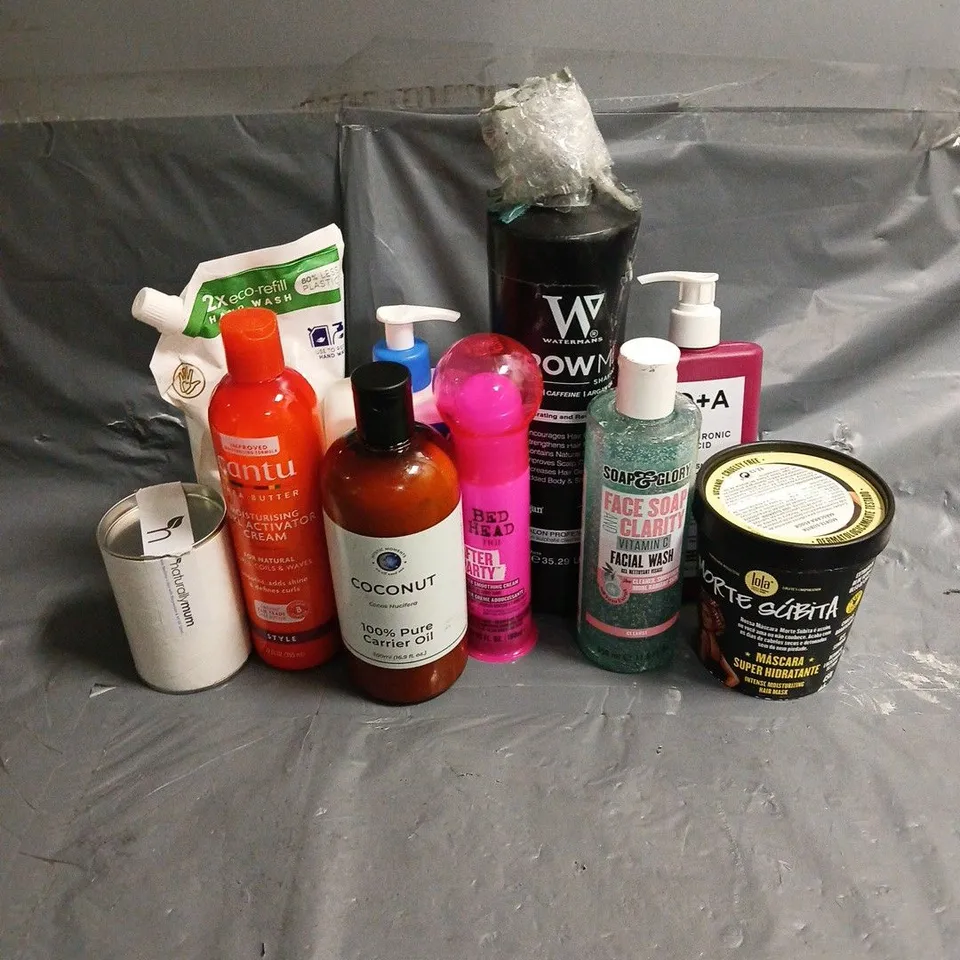 APPROXIMATELY 20 ASSORTED HEALTH & BEAUTY PRODUCTS TO INCLUDE Q+A HYALURONIC ACID MOISTURISER, SOAP & GLORY FACIAL WASH, BED HEAD SUPER SMOOTHING CREAM, ETC