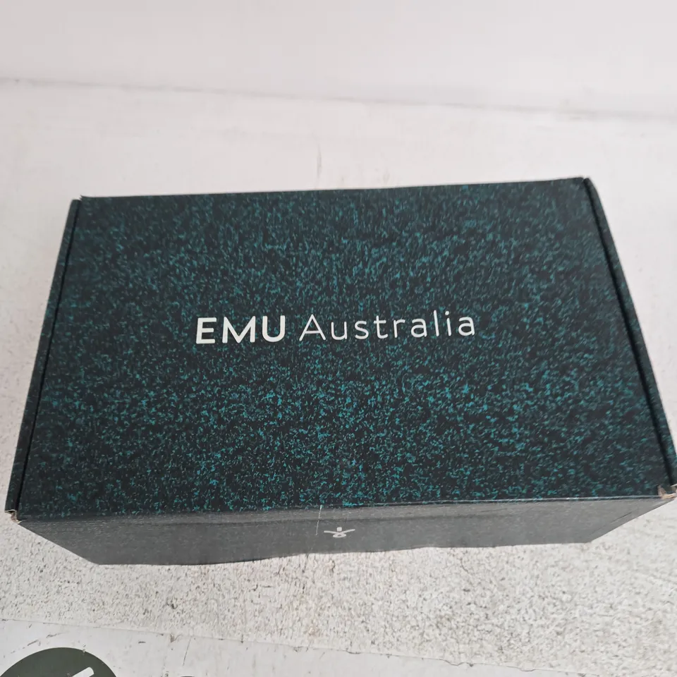 EMU AUSTRALIA SHEARLING SLIPPERS – BROWN, BOXED MENS 7 