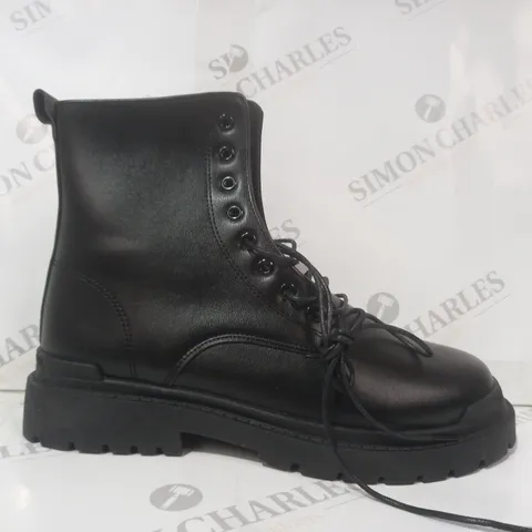 BOXED PAIR OF DESIGNER ANKLE BOOTS IN BLACK EU SIZE 45
