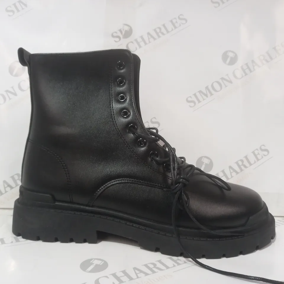 BOXED PAIR OF DESIGNER ANKLE BOOTS IN BLACK EU SIZE 45