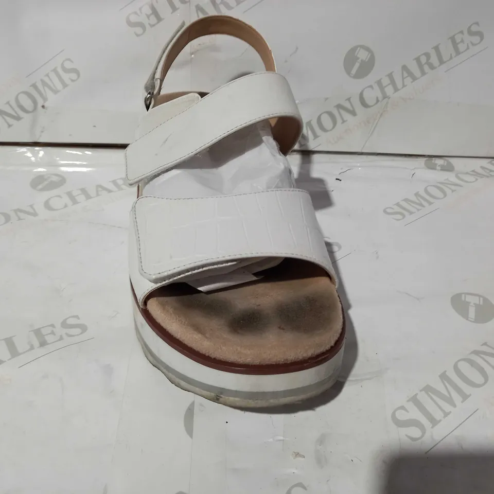 BOXED PAIR OF VIONIC PHOE BELLA - WHITE, UK SIZE 6