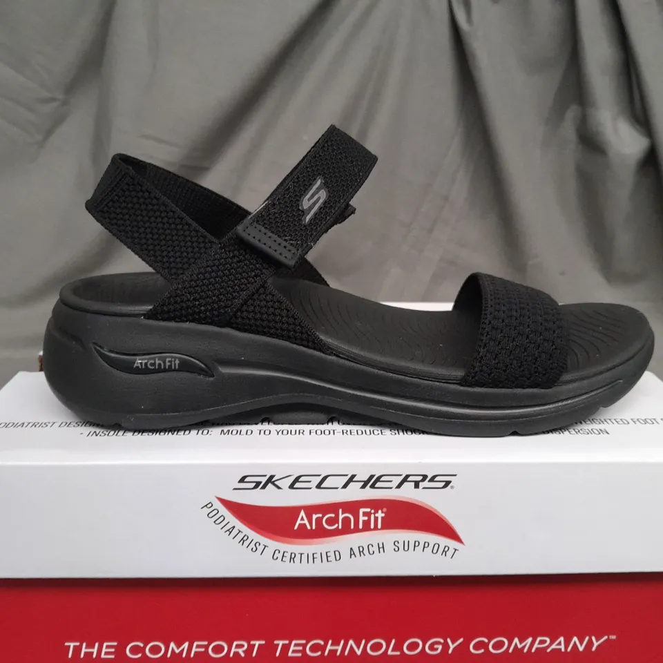 BOXED PAIR OF SKECHERS GO WALK OPEN TOE LOW WEDGE SANDALS IN BLACK SIZE 6