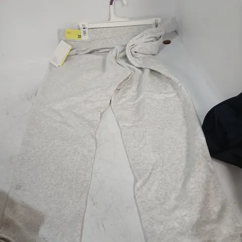 PALLET OF APPROXIMATELY 516 ITEMS OF ASSORTED CLOTHING AND ACCESSORIES