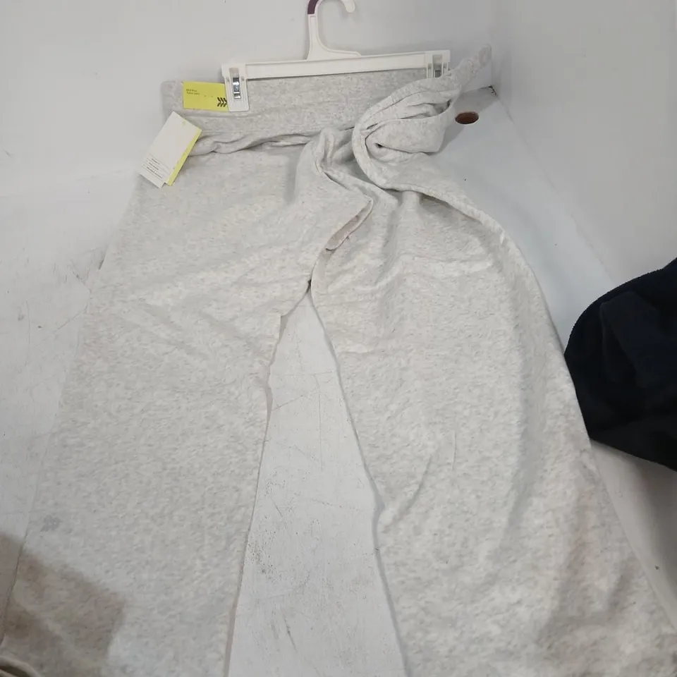 PALLET OF APPROXIMATELY 516 ITEMS OF ASSORTED CLOTHING AND ACCESSORIES