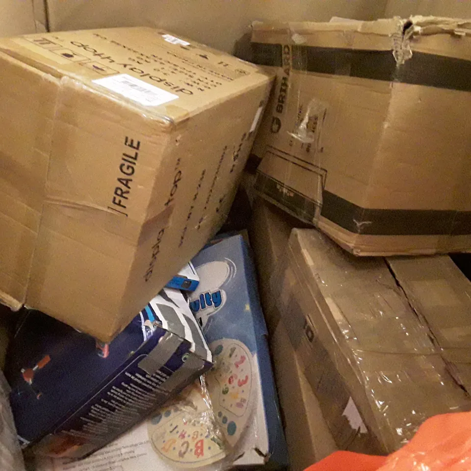 PALLET OF ASSORTED PRODUCTS INCLUDING OFFICE CHAIR, PARKING GAME SET, KEYBOARD, LUXURY AIR BED, ROUNDNET GAME