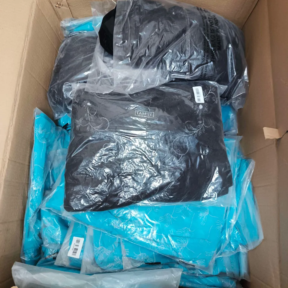 APPROXIMATELY 30 ASSORTED WOMENS CLOTHING ITEMS IN VARIOUS SIZES & STYLES