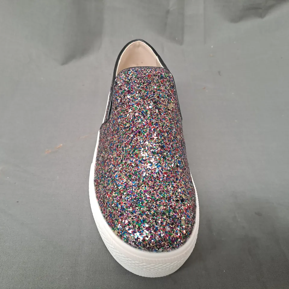 BOXED PAIR OF DESIGNER SHOES IN MULTICOLOUR W. GLITTER EFFECT EU SIZE 37