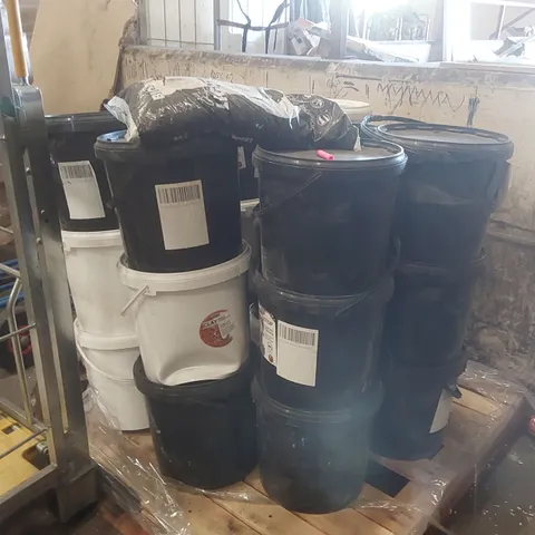 PALLET CONTAINING A LARGE QUANTITY OF ASSORTED GARDENING ITEMS INCLUDING CLAY PEBBLES ECT