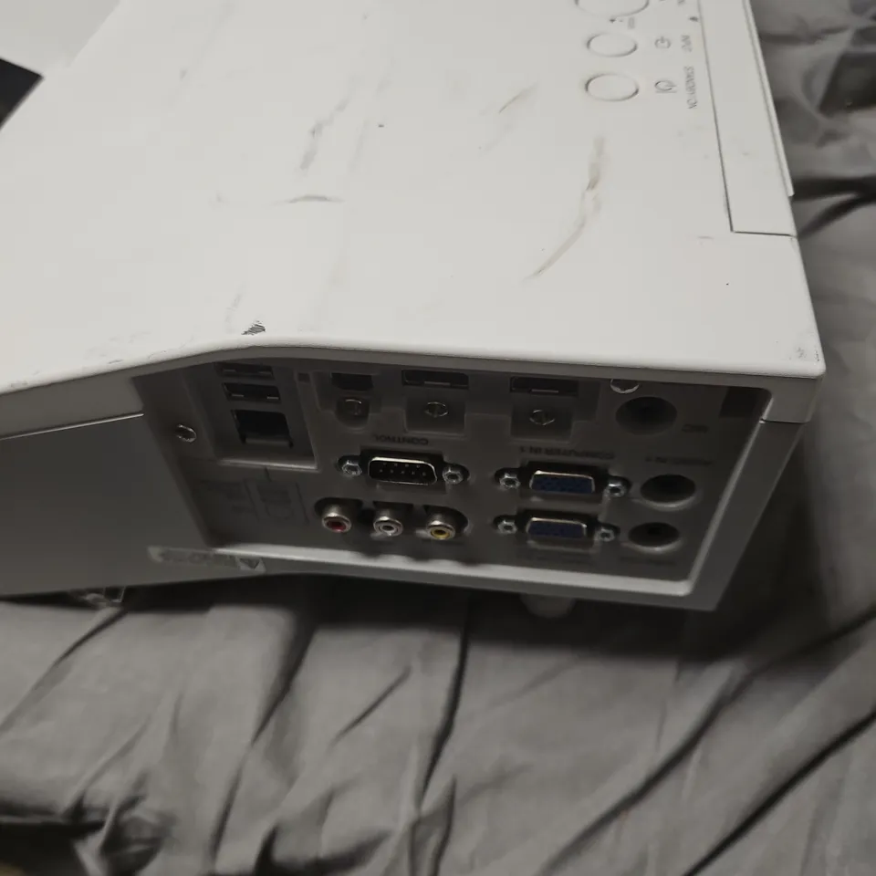 HITACHI CP-AX2505 3LCD PROJECTOR