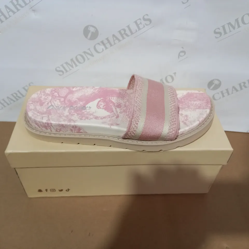 BOXED PAIR OF PUBLIC DESIRE FLIPFLOPS SIZE 6