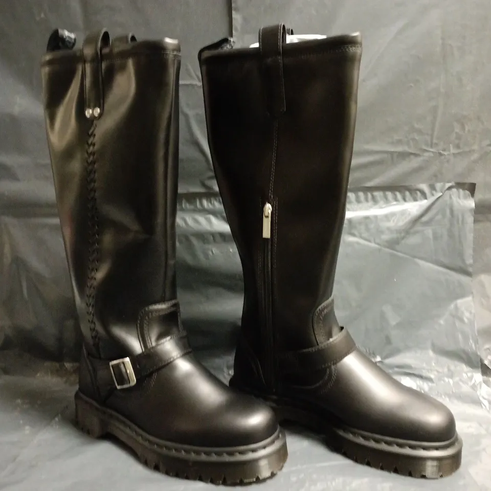 BOXED PAIR OF DR MARTENS ANISTONE KNEE-HIGH BOOTS IN BLACK SIZE UK 7