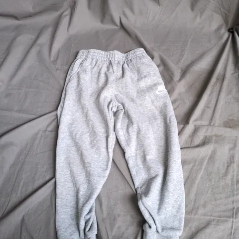 NIKE KIDS GREY FLEECE JOGGERS, UK 6-7 (116-122 CM)