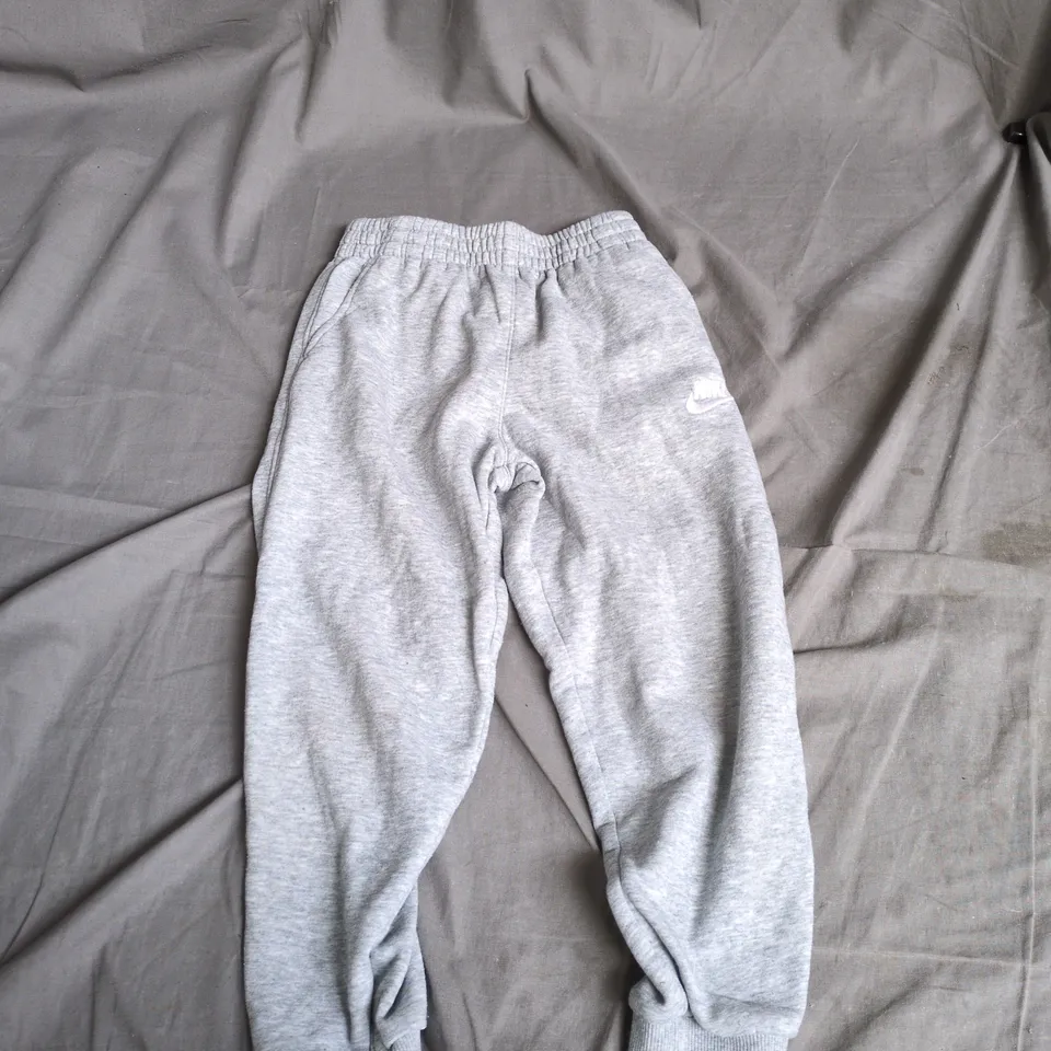 NIKE KIDS GREY FLEECE JOGGERS, UK 6-7 (116-122 CM)