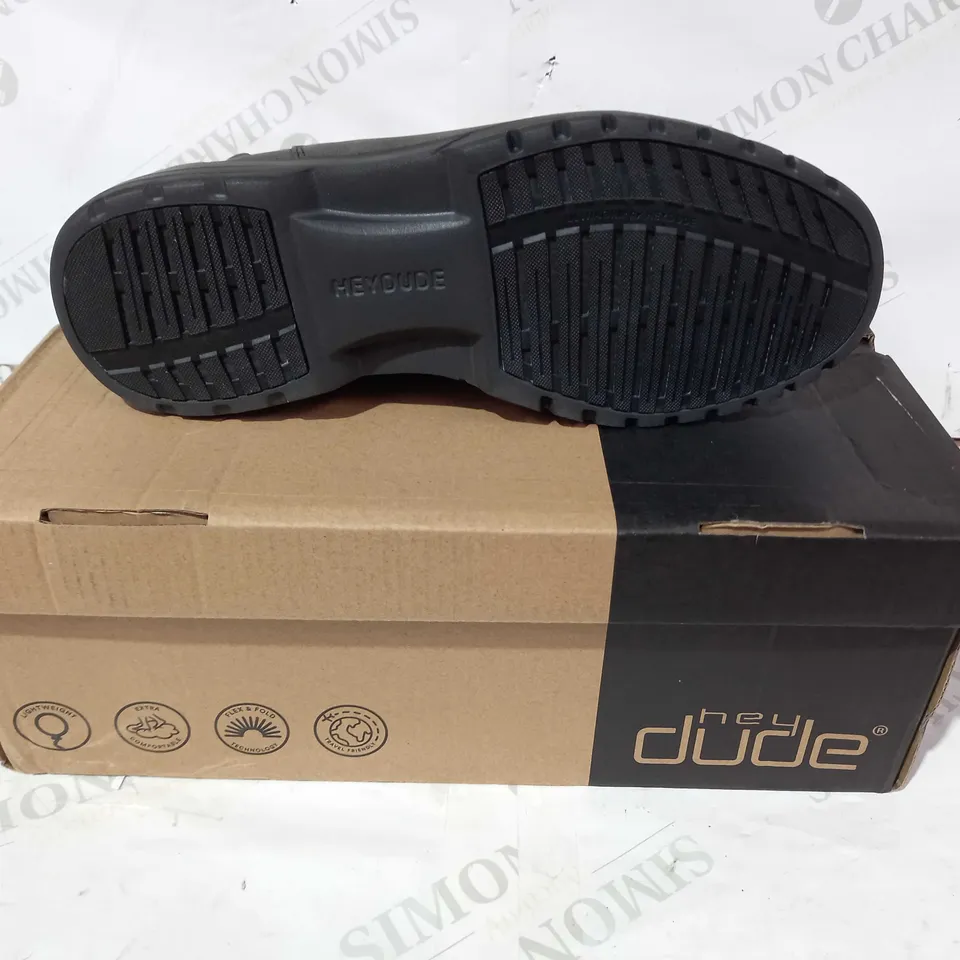 BOXED PAIR OF HEY DUDE SCOTT GRIP BOOTS IN STONE GREY UK SIZE 7