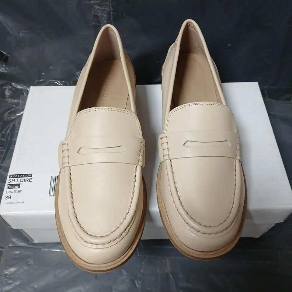 SH LOIRE BEIGE LEATHER CLASSIC LOAFER – SIZE 39 (MEN'S)