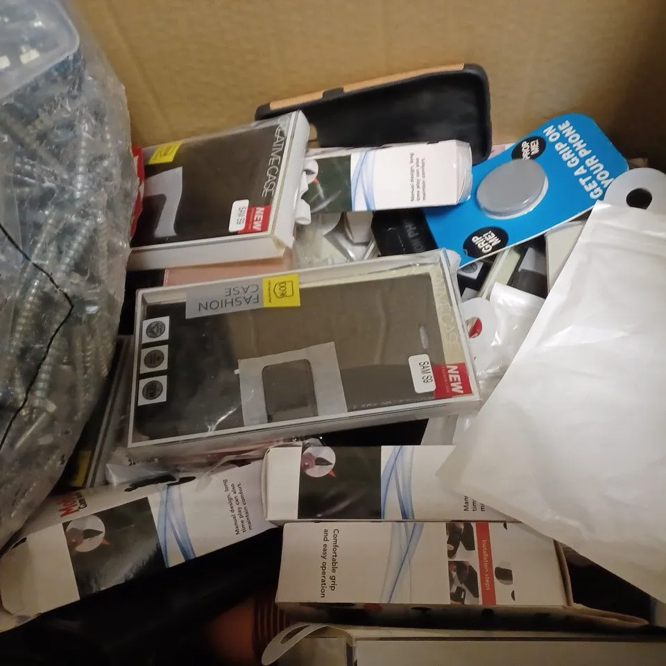 LARGE QUANTITY OF ASSORTED ITEMS TO INCLUDE PHONE CASES, MOBILE GAME HANDLE, PHONE POPSOCKETS, ETC