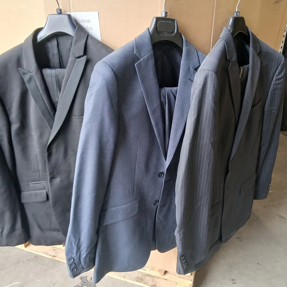 PALLET OF APPROXIMATELY 300 ASSORTED SUITS AND JACKETS TO INCLUDE; BLAKE AND CURRUTHERS, WOOLMARK BLEND, STVDIO JEFF BANKS AND M&S
