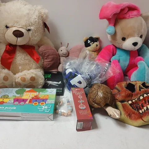LARGE QUANTITY OF ASSORTED TOYS AND GAMES TO INCLUDE - ASSORTED TEDDIES , PUZZLE'S AND HALLOWEEN MASK