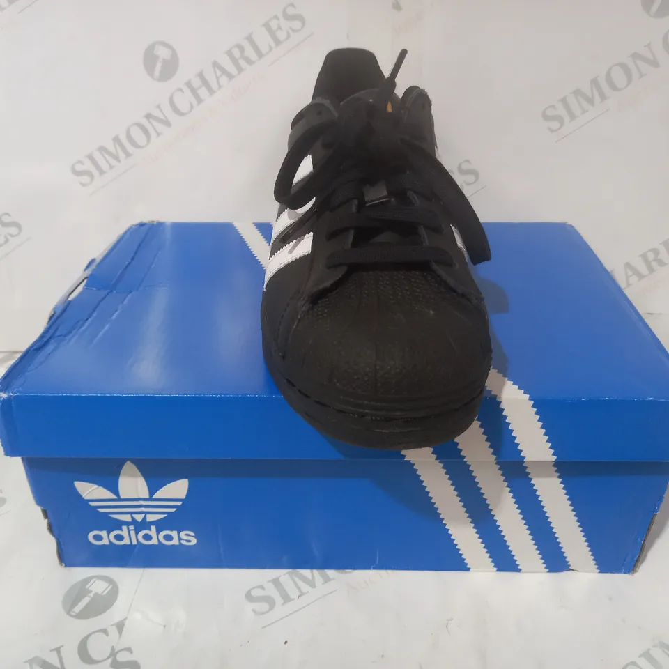 BOXED PAIR OF ADIDAS SUPERSTAR SHOES IN BLACK/WHITE UK SIZE 5.5