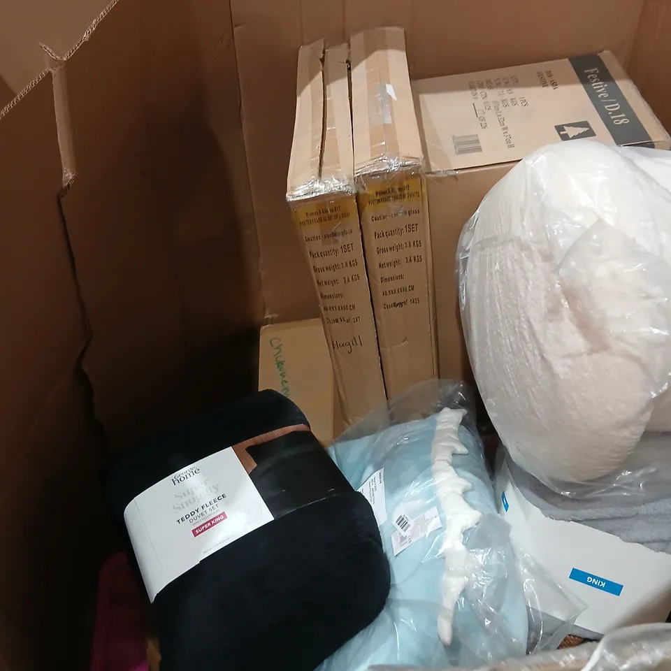 PALLET OF APPROXIMATELY 12 ASSORTED PRODUCTS TO INCLUDE; PLASTIC STORAGE, PEBBLE SIDE TABLE, MUSHROOM STOOL, DUVET SET AND CUDDLE CUSHION DINO