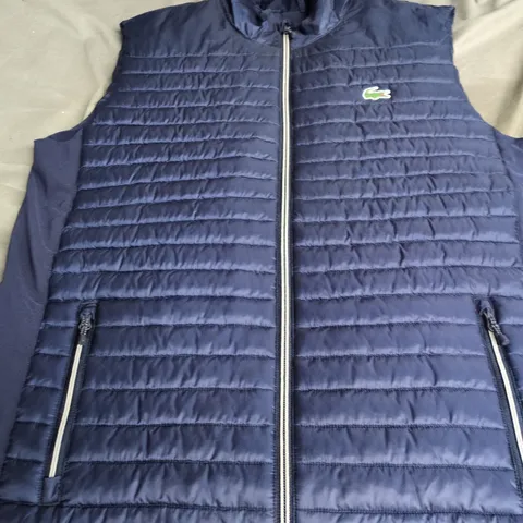 LACOSTE SPORT NAVY QUILTED GILET – UK 42 (EU 52) (FR 52 / US L)